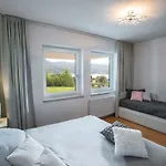 Grosse Mit Seeblick Nahe Woerthersee Ideal Fuer Familien & Gruppen Appartement Keutschach am See