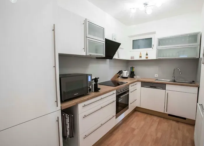 Grosse Mit Seeblick Nahe Woerthersee Ideal Fuer Familien & Gruppen